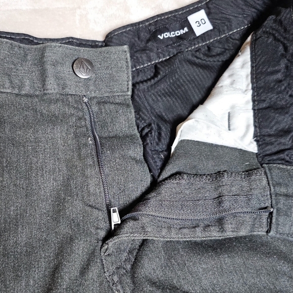 Volcom Men's Flat Front Modern Fit Chino Shorts Size 30 Dark Gray - Picture 5 of 11